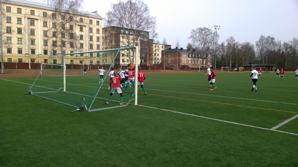 C14 YJ1 voitti 1-14 TPV-Punaisen.  Tässä maalin haussa ja maussa jälleen TPV:n päädyssä.